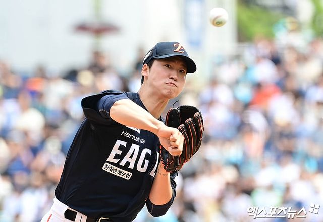 31일 오후 경상남도 창원NC파크에서 열린 '2025 신한 SOL Bank KBO리그' 한화 이글스와 NC 다이노스의 경기, 1회말 한화 선발투수 엄상백이 역투하고 있다. 엑스포츠뉴스 DB