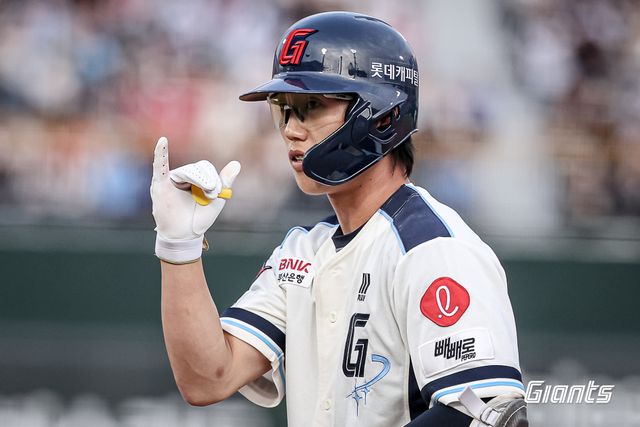 롯데 자이언츠 전민재가 7일 서울 잠실야구장에서 열린 두산 베어스와의 원정경기 도중 오른쪽 눈 불편감으로 교체됐다. 앞서 헤드샷 사구로 다쳤던 부위다. 롯데 자이언츠