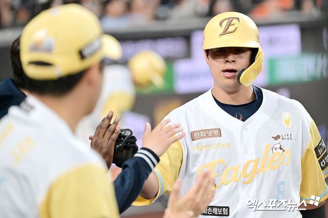 13일 오후 대전 한화생명 볼파크에서 열린 '2025 신한 SOL Bank KBO리그' 두산 베어스와 한화 이글스의 경기, 4회말 1사 2루 한화 노시환이 채은성의 1타점 적시타때 득점에 성공하고 있다. 엑스포츠뉴스 DB