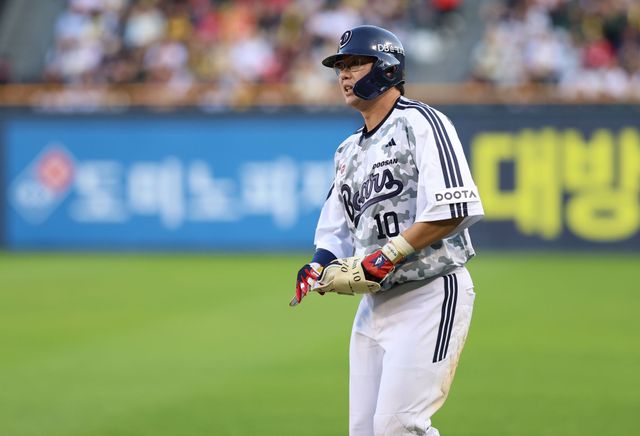 두산 베어스 김민혁이 올해 정규시즌 경기에 출전해 1루에서 숨을 고르고 있다. 김민혁은 7일 1군에서 말소됐다. 두산 베어스