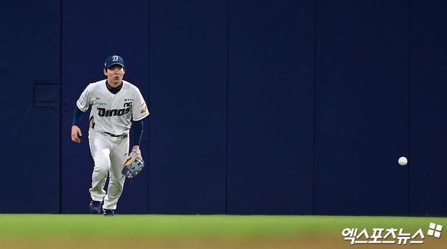 SSG 랜더스가 NC 다이노스와 7일 트레이드에 합의했다. NC에 2026 KBO 신인 드래프트 4라운드 지명권과 현금 5천만원을 넘기는 조건으로 외야수 김성욱을 영입했다. 김성욱은 2013년 1군 데뷔 이후 통산 2178타수 516안타 타율 0.237 78홈런 293타점 64도루 360득점 출루율 0.310 장타율 0.398을 기록했다. SSG는 즉시 전력감을 확보하기 위해 트레이드가 추진됐다고 설명했다. 엑스포츠뉴스 DB