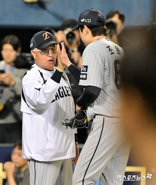 28일 오후 서울 송파구 잠실야구장에서 열린 '2025 신한 SOL Bank KBO리그' 한화 이글스와 LG 트윈스의 경기, 한화가 연장 11회 채은성의 결승 투런포에 힘입어 LG에 6:5 승리를 거뒀다. 이날 경기에서 승리한 한화 김경문 감독이 선수들과 하이파이브를 하고 있다. 엑스포츠뉴스 DB