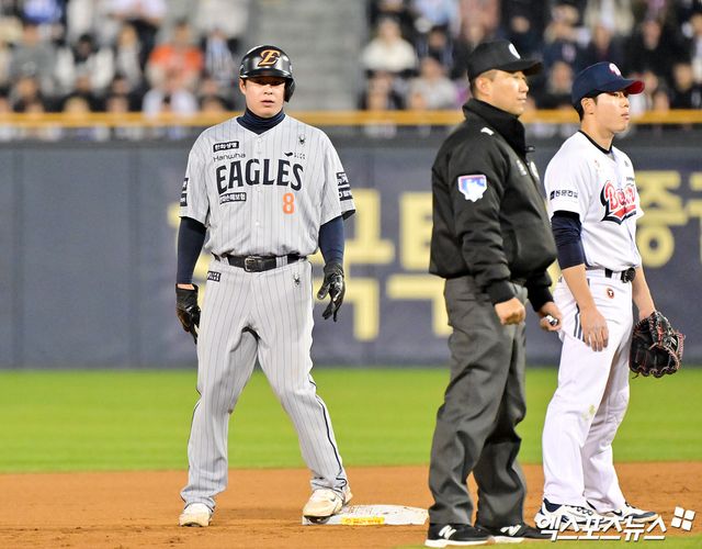 10일 오후 서울 송파구 잠실야구장에서 열린 '2025 신한 SOL Bank KBO리그' 한화 이글스와 두산 베어스의 경기, 6회초 1사 1,3루 두산 노시환이 2루 도루에 성공하고 있다. 엑스포츠뉴스 DB