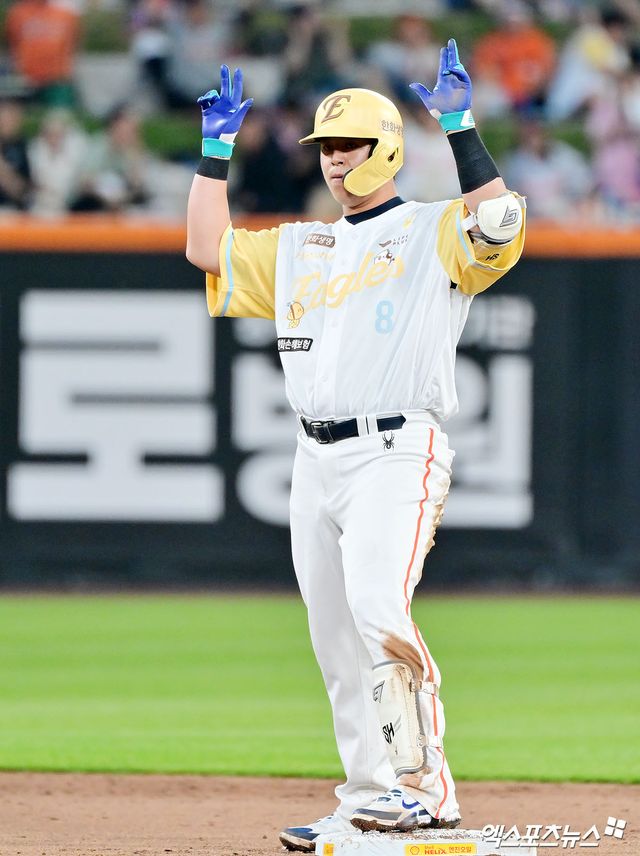 13일 오후 대전 한화생명 볼파크에서 열린 '2025 신한 SOL Bank KBO리그' 두산 베어스와 한화 이글스의 경기, 4회말 1사 한화 노시환이 2루타를 날린 후 기뻐하고 있다. 엑스포츠뉴스 DB