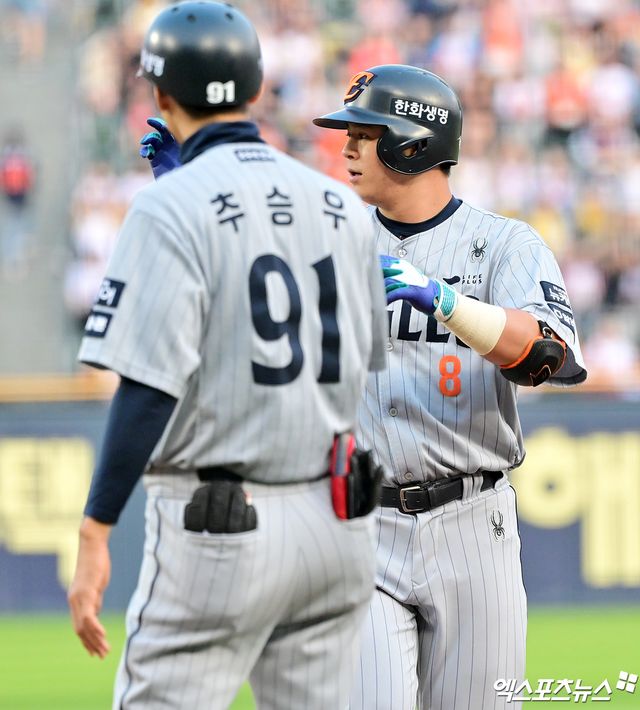 28일 오후 서울 송파구 잠실야구장에서 열린 '2025 신한 SOL Bank KBO리그' 한화 이글스와 LG 트윈스의 경기, 3회초 2사 2루 한화 노시환이 1타점 적시타를 날린 후 기뻐하고 있다. 엑스포츠뉴스 DB