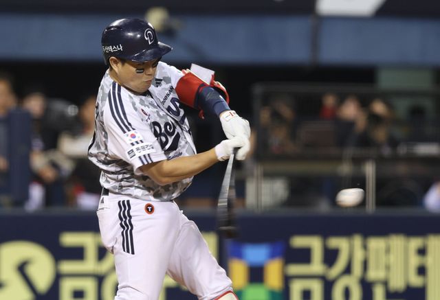 두산 베어스 양의지가 올해 정규시즌 경기에 출전해 타격하고 있다. 양의지는 7일 잠실 롯데 자이언츠전에서 경기 중 부상으로 교체됐다. 두산 베어스