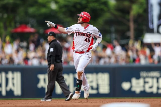 6일 오후 광주-KIA챔피언스필드에서 열린 '2025 신한 SOL Bank KBO리그' 한화 이글스와 KIA 타이거즈의 경기, KIA가 3:2로 승리했다. KIA 위즈덤은 홈런 1개를 포함해 3타수 2안타 1타점으로 팀 승리에 힘을 보탰다. KIA 타이거즈