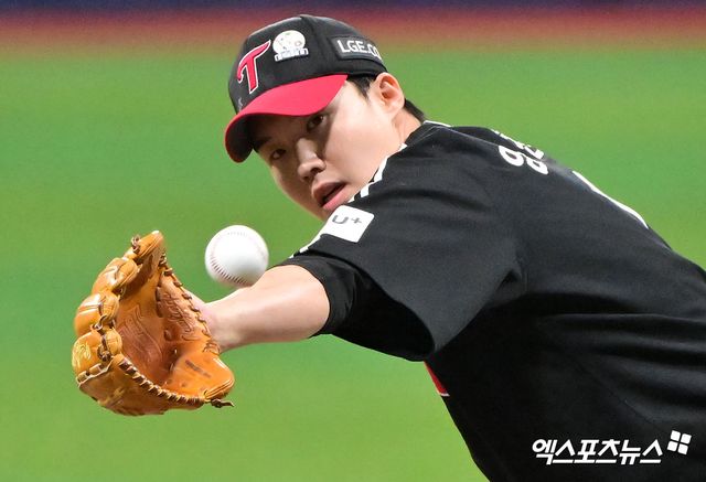 7일 오후 서울 구로구 고척스카이돔에서 열린 '2025 신한 SOL Bank KBO리그' LG 트윈스와 키움 히어로즈의 경기, 1회말 LG 선발투수 임찬규가 공을 힘차게 던지고 있다. 고척, 김한준 기자