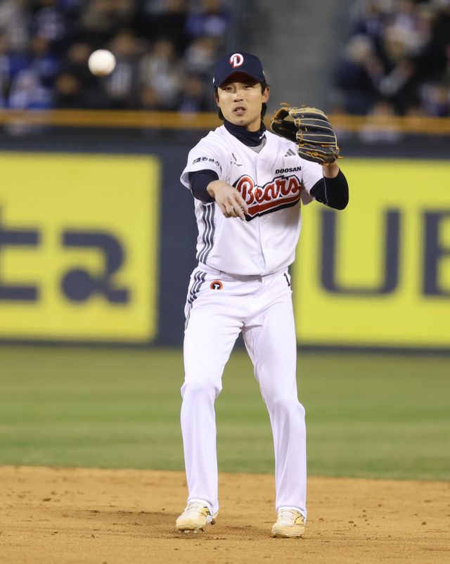 두산 베어스 이유찬이 올해 정규시즌 경기에 출전해 수비하고 있다. 이유찬은 부상을 털어내고 7일 1군에 콜업됐다. 두산 베어스