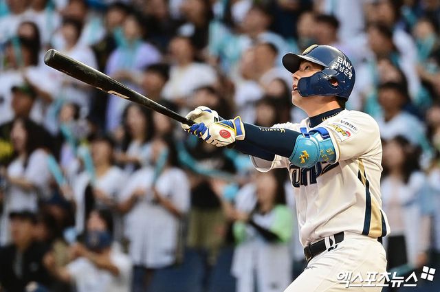 SSG 랜더스가 NC 다이노스와 7일 트레이드에 합의했다. NC에 2026 KBO 신인 드래프트 4라운드 지명권과 현금 5천만원을 넘기는 조건으로 외야수 김성욱을 영입했다. 김성욱은 2013년 1군 데뷔 이후 통산 2178타수 516안타 타율 0.237 78홈런 293타점 64도루 360득점 출루율 0.310 장타율 0.398을 기록했다. SSG는 즉시 전력감을 확보하기 위해 트레이드가 추진됐다고 설명했다. 엑스포츠뉴스 DB