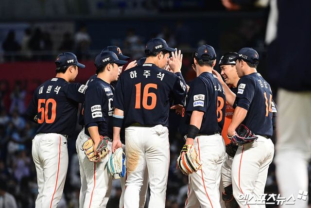 30일 오후 경상남도 창원NC파크에서 열린 '2025 신한 SOL Bank KBO리그' 한화 이글스와 NC 다이노스의 경기, 한화가 선발투수 류현진의 6이닝 1실점 호투와 타선의 활약에 힘입어 7:1의 스코어로 승리했다. 경기 종료 후 한화 선수들이 승리의 기쁨을 나누고 있다. 엑스포츠뉴스 DB