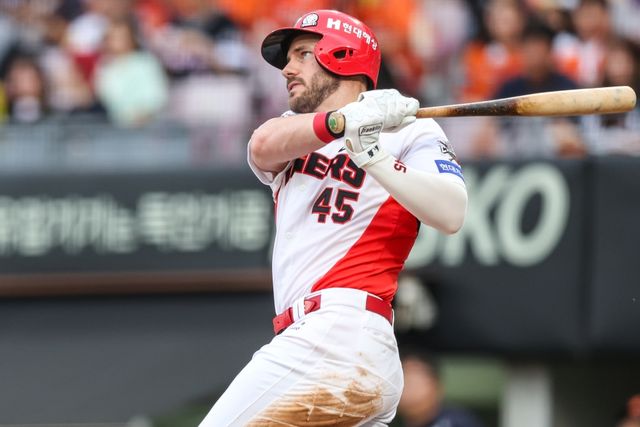 6일 오후 광주-KIA챔피언스필드에서 열린 '2025 신한 SOL Bank KBO리그' 한화 이글스와 KIA 타이거즈의 경기, KIA가 3:2로 승리했다. KIA 위즈덤은 홈런 1개를 포함해 3타수 2안타 1타점으로 팀 승리에 힘을 보탰다. KIA 타이거즈