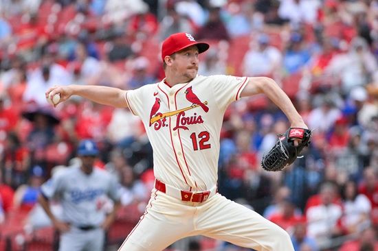 LA 다저스 유틸리티 플레이어 김혜성이 8일 2025 메이저리그 세인트루이스전에 9번 타자 중견수로 선발 출전해 4타수 2안타 1도루를 기록했다. 발목 부상으로 4경기 만에 다시 경기에 출전한 김혜성은 KBO리그 MVP 출신 에릭 페디와 맞대결에서 안타 한 개를 생산했다. 연합뉴스