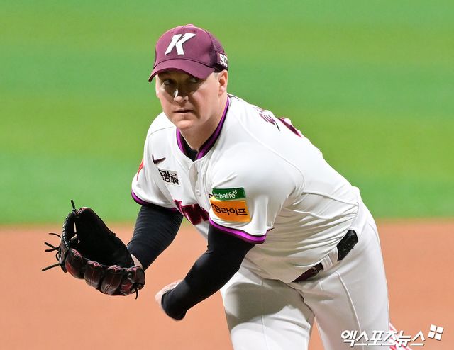 20일 오후 서울 구로구 고척스카이돔에서 열린 '2025 신한 SOL Bank KBO리그' 삼성 라이온즈와 키움 히어로즈의 경기, 1회초 키움 선발투수 로젠버그가 공을 힘차게 던지고 있다. 엑스포츠뉴스DB