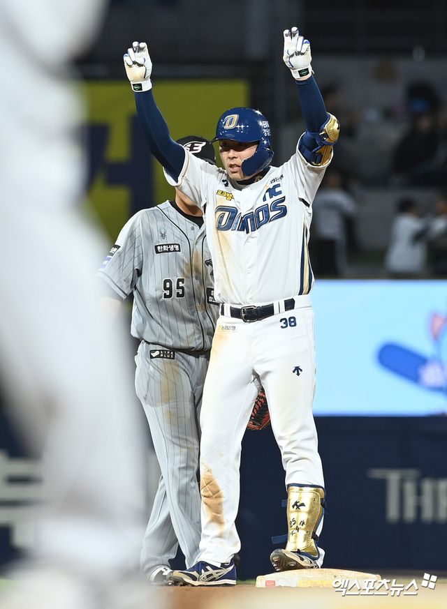 SSG 랜더스가 NC 다이노스와 7일 트레이드에 합의했다. NC에 2026 KBO 신인 드래프트 4라운드 지명권과 현금 5천만원을 넘기는 조건으로 외야수 김성욱을 영입했다. 김성욱은 2013년 1군 데뷔 이후 통산 2178타수 516안타 타율 0.237 78홈런 293타점 64도루 360득점 출루율 0.310 장타율 0.398을 기록했다. SSG는 즉시 전력감을 확보하기 위해 트레이드가 추진됐다고 설명했다. 엑스포츠뉴스 DB