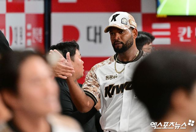 7일 오후 서울 구로구 고척스카이돔에서 열린 '2025 신한 SOL Bank KBO리그' LG 트윈스와 키움 히어로즈의 경기, 7회초 수비를 마친 키움 알칸타라가 더그아웃에서 하이파이브를 하고 있다. 고척, 김한준 기자