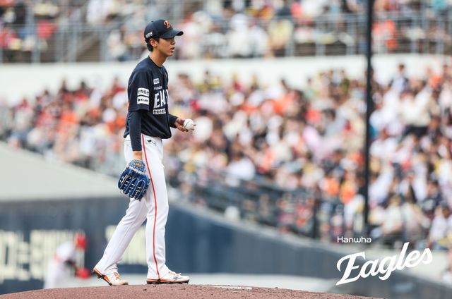 7일 오후 광주-KIA챔피언스필드에서 열린 '2025 신한 SOL Bank KBO리그' 한화 이글스와 KIA 타이거즈의 경기, 한화가 연장 11회 승부 끝에 3:2로 승리했다. 한화 선발 황준서는 5이닝 1피안타 4사사구 5탈삼진 1실점 비자책을 기록했다. 한화 이글스 