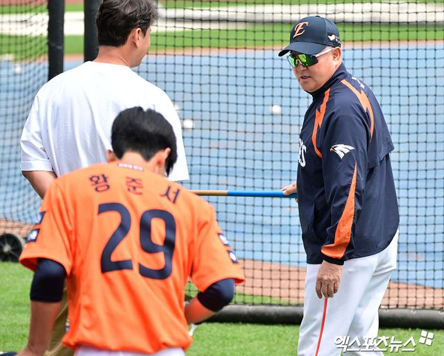 18일 오후 대전 한화생명 볼파크에서 열리는 '2025 신한 SOL Bank KBO리그' SSG 랜더스와 한화 이글스의 경기, 한화 김경문 감독이 황준서와 인사를 하고 있다. 엑스포츠뉴스 DB
