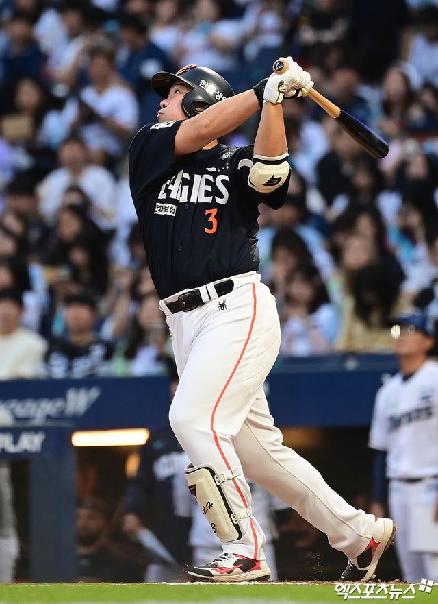30일 오후 경상남도 창원NC파크에서 열린 '2025 신한 SOL Bank KBO리그' 한화 이글스와 NC 다이노스의 경기, 3회초 한화 선두타자 안치홍이 타격하고 있다. 결과는 우익수 플라이 아웃. 엑스포츠뉴스 DB