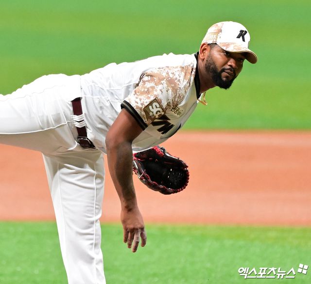 7일 오후 서울 구로구 고척스카이돔에서 열린 '2025 신한 SOL Bank KBO리그' LG 트윈스와 키움 히어로즈의 경기, 1회초 키움 선발투수 알칸타라가 공을 힘차게 던지고 있다. 엑스포츠뉴스DB