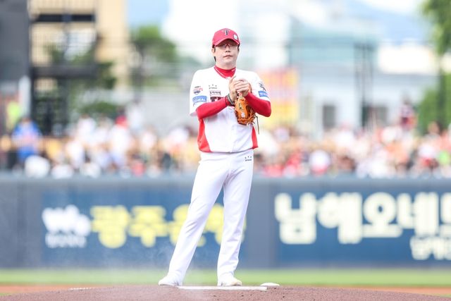 8일 오후 광주-KIA챔피언스필드에서 열린 '2025 신한 SOL Bank KBO리그' 한화 이글스와 KIA 타이거즈의 경기, KIA 선발 양현종이 2⅓이닝 8피안타 1사사구 2탈삼진 5실점(4자책)을 기록했다. 양현종이 선발투수로 나와 3이닝을 채우지 못하고 내려간 건 2023년 6월 2일 사직 롯데 자이언츠전 이후 이번이 처음이다. KIA 타이거즈