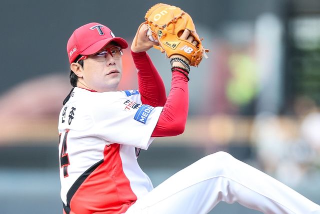 8일 오후 광주-KIA챔피언스필드에서 열린 '2025 신한 SOL Bank KBO리그' 한화 이글스와 KIA 타이거즈의 경기, KIA 선발 양현종이 2⅓이닝 8피안타 1사사구 2탈삼진 5실점(4자책)을 기록했다. 양현종이 선발투수로 나와 3이닝을 채우지 못하고 내려간 건 2023년 6월 2일 사직 롯데 자이언츠전 이후 이번이 처음이다. KIA 타이거즈