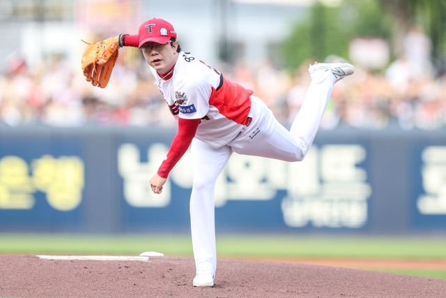 8일 오후 광주-KIA챔피언스필드에서 열린 '2025 신한 SOL Bank KBO리그' 한화 이글스와 KIA 타이거즈의 경기, KIA 선발 양현종이 2⅓이닝 8피안타 1사사구 2탈삼진 5실점(4자책)을 기록했다. 양현종이 선발투수로 나와 3이닝을 채우지 못하고 내려간 건 2023년 6월 2일 사직 롯데 자이언츠전 이후 이번이 처음이다. KIA 타이거즈