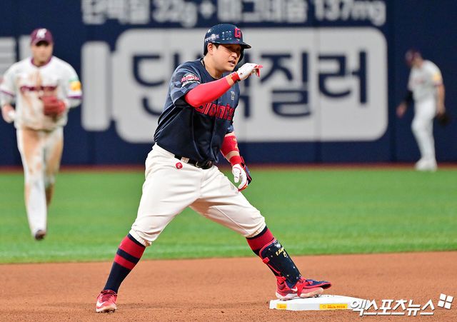 30일 오후 서울 구로구 고척스카이돔에서 열린 '2025 신한 SOL Bank KBO리그' 롯데 자이언츠와 키움 히어로즈의 경기, 6회초 롯데 유강남이 2루타를 날린 후 기뻐하고 있다. 엑스포츠뉴스 DB