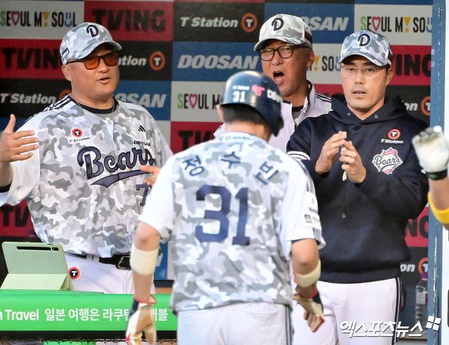 4일 오후 서울 송파구 잠실야구장에서 열린 '2025 신한 SOL Bank KBO리그' KIA 타이거즈와 두산 베어스의 경기, 3회말 1사 2루 두산 정수빈이 양의지의 1타점 적시타때 득점에 성공한 후 조성환 감독대행의 축하를 받고 있다. 엑스포츠뉴스 DB