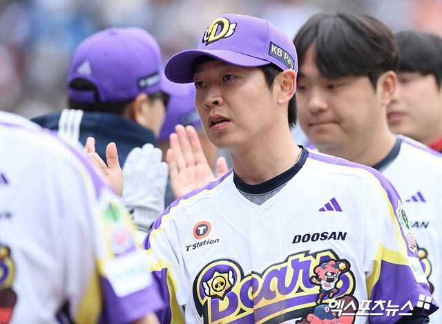 5일 오후 서울 잠실야구장에서 열린 '2025 신한 SOL Bank KBO리그' LG 트윈스와 두산 베어스의 경기, 3년 만에 진행된 어린이날 더비에서 두산이 LG를 상대로 5:2 승리를 거뒀다. 이날 경기를 승리로 마친 두산 정수빈이 코칭스태프들과 기뻐하고 있다. 엑스포츠뉴스 DB