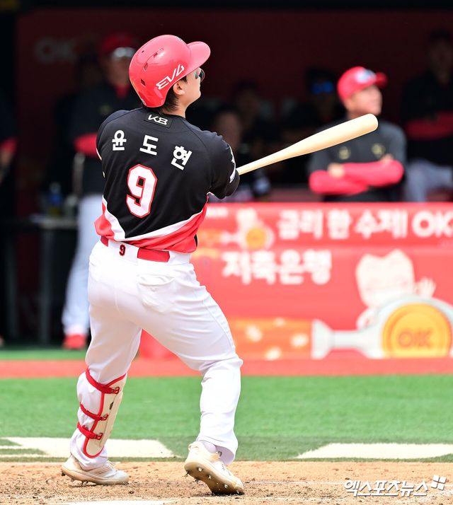 31일 오후 수원KT위즈파크에서 열린 '2025 신한 SOL Bank KBO리그' KIA 타이거즈와 KT 위즈의 경기, 5회초 1사 1루 KIA 윤도현이 파울 홈런 타구를 날리고 있다. 엑스포츠뉴스 DB