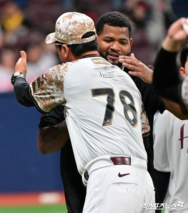 7일 오후 서울 구로구 고척스카이돔에서 열린 '2025 신한 SOL Bank KBO리그' LG 트윈스와 키움 히어로즈의 경기, 키움이 8이닝 1실점을 기록한 알칸타라의 호투에 힘입어 LG에 4:1로 승리하며 4연승을 기록했다. 이날 경기에서 승리한 키움 홍원기 감독이 알칸타라의 승리를 축하해주고 있다. 고척, 김한준 기자