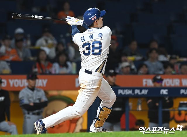 SSG 랜더스가 NC 다이노스와 7일 트레이드에 합의했다. NC에 2026 KBO 신인 드래프트 4라운드 지명권과 현금 5천만원을 넘기는 조건으로 외야수 김성욱을 영입했다. 김성욱은 2013년 1군 데뷔 이후 통산 2178타수 516안타 타율 0.237 78홈런 293타점 64도루 360득점 출루율 0.310 장타율 0.398을 기록했다. SSG는 즉시 전력감을 확보하기 위해 트레이드가 추진됐다고 설명했다. 엑스포츠뉴스 DB