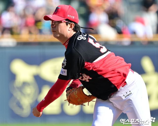3일 오후 서울 송파구 잠실야구장에서 열린 '2025 신한 SOL Bank KBO리그' KIA 타이거즈와 두산 베어스의 경기, 1회말 KIA 선발투수 양현종이 공을 힘차게 던지고 있다. 엑스포츠뉴스 DB