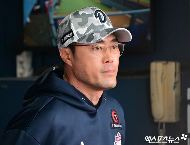 두산 베어스 조성환 감독대행이 지난 7일 잠실 롯데전에서 상대 타자로 2점 홈런을 쏘아 올리면서 맹활약한 전준우를 향해 처음으로 너무 미웠다는 농담을 던져 좌중을 폭소케했다. 지난 7일 경기에서 패한 두산은 8일 롯데전에서 조 대행 체제 첫 위닝 시리즈를 노린다. 엑스포츠뉴스 DB