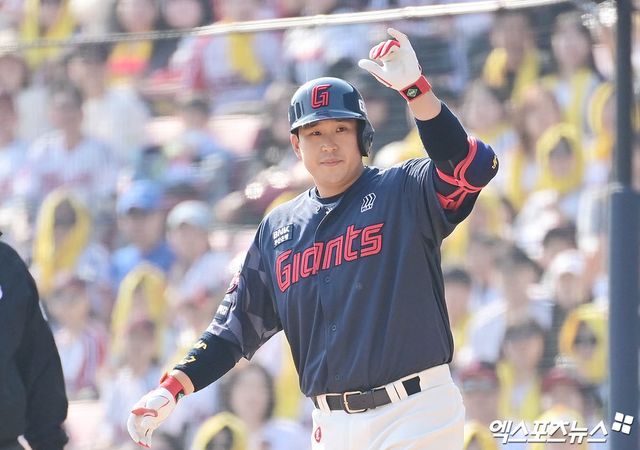 22일 오후 서울 송파구 잠실야구장에서 열린 '2025 신한 SOL Bank KBO리그' 롯데 자이언츠와 LG 트윈스의 경기, 4회초 1사 1루 롯데 유강남이 안타를 때려내고 있다. 엑스포츠뉴스 DB