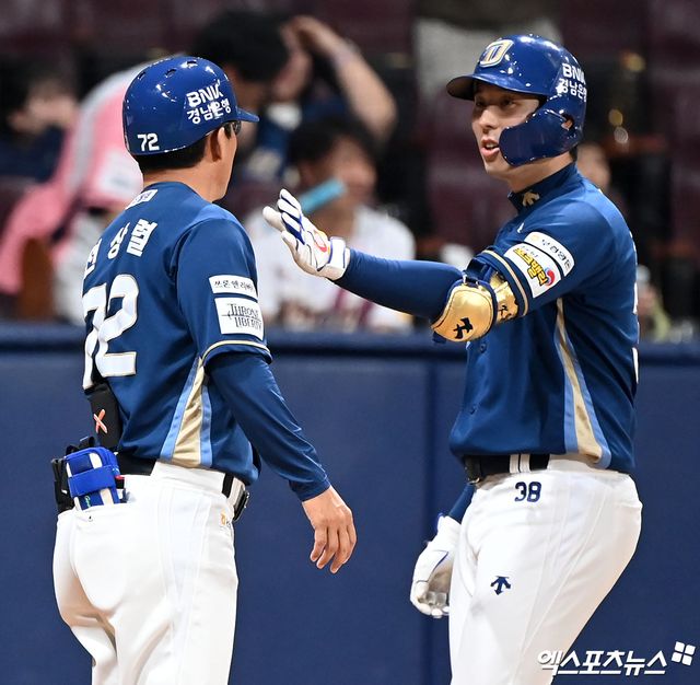 SSG 랜더스가 NC 다이노스와 7일 트레이드에 합의했다. NC에 2026 KBO 신인 드래프트 4라운드 지명권과 현금 5천만원을 넘기는 조건으로 외야수 김성욱을 영입했다. 김성욱은 2013년 1군 데뷔 이후 통산 2178타수 516안타 타율 0.237 78홈런 293타점 64도루 360득점 출루율 0.310 장타율 0.398을 기록했다. SSG는 즉시 전력감을 확보하기 위해 트레이드가 추진됐다고 설명했다. 엑스포츠뉴스 DB