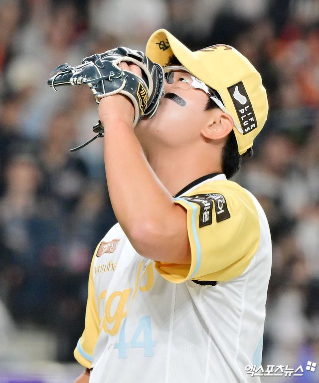 13일 오후 대전 한화생명 볼파크에서 열린 '2025 신한 SOL Bank KBO리그' 두산 베어스와 한화 이글스의 경기, 10회초 2사 1,2루 한화 김서현이 두산 양석환을 헛스윙 삼진으로 잡은 후 기뻐하고 있다. 엑스포츠뉴스 DB