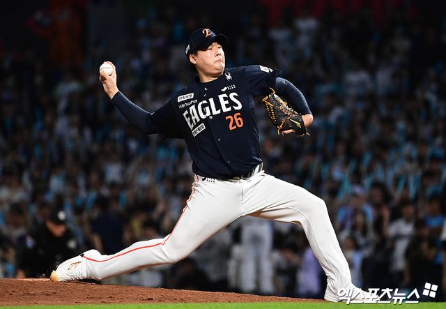 30일 오후 경상남도 창원NC파크에서 열린 '2025 신한 SOL Bank KBO리그' 한화 이글스와 NC 다이노스의 경기, 8회말 한화 한승혁이 역투하고 있다. 엑스포츠뉴스 DB