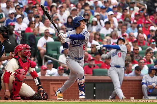 LA 다저스 유틸리티 플레이어 김혜성이 8일 2025 메이저리그 세인트루이스전에 9번 타자 중견수로 선발 출전해 4타수 2안타 1도루를 기록했다. 발목 부상으로 4경기 만에 다시 경기에 출전한 김혜성은 KBO리그 MVP 출신 에릭 페디와 맞대결에서 안타 한 개를 생산했다. 연합뉴스