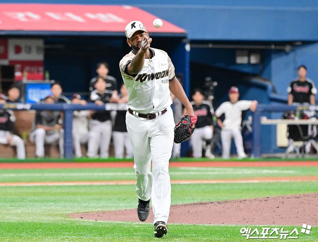 7일 오후 서울 구로구 고척스카이돔에서 열린 '2025 신한 SOL Bank KBO리그' LG 트윈스와 키움 히어로즈의 경기, 7회초 2사 키움 알칸타라 LG 문보경의 타구를 잡아 1루로 송구하고 있다. 고척, 김한준 기자