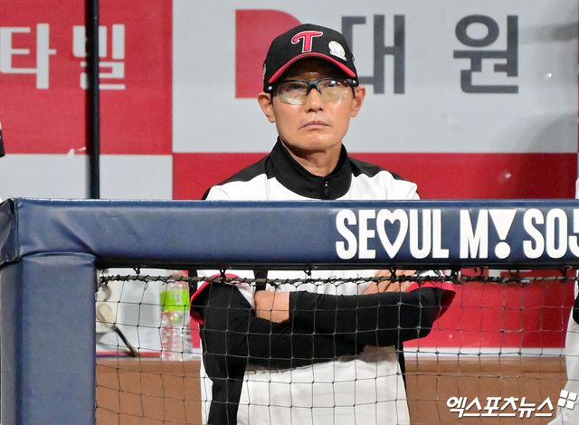 7일 오후 서울 구로구 고척스카이돔에서 열린 '2025 신한 SOL Bank KBO리그' LG 트윈스와 키움 히어로즈의 경기, LG 염경엽 감독이 경기를 지켜보고 있다. 엑스포츠뉴스DB