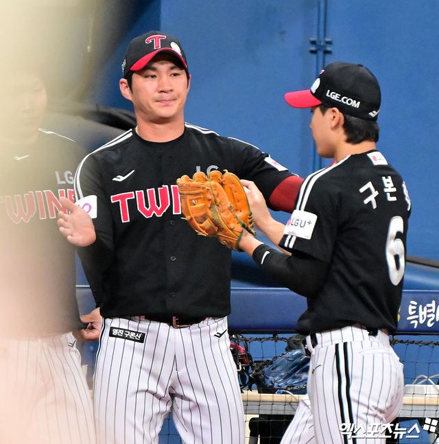 7일 오후 서울 구로구 고척스카이돔에서 열린 '2025 신한 SOL Bank KBO리그' LG 트윈스와 키움 히어로즈의 경기, 키움이 8이닝 1실점을 기록한 알칸타라의 호투에 힘입어 LG에 4:1로 승리하며 4연승을 기록했다. LG 오지환이 이닝을 끝내고 들어오는 구본혁과 하이파이브를 하고 있다. 엑스포츠뉴스DB