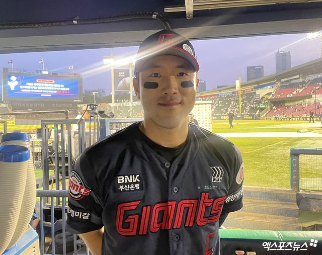 두산 베어스 조성환 감독대행이 지난 7일 잠실 롯데전에서 상대 타자로 2점 홈런을 쏘아 올리면서 맹활약한 전준우를 향해 처음으로 너무 미웠다는 농담을 던져 좌중을 폭소케했다. 지난 7일 경기에서 패한 두산은 8일 롯데전에서 조 대행 체제 첫 위닝 시리즈를 노린다. 엑스포츠뉴스 DB