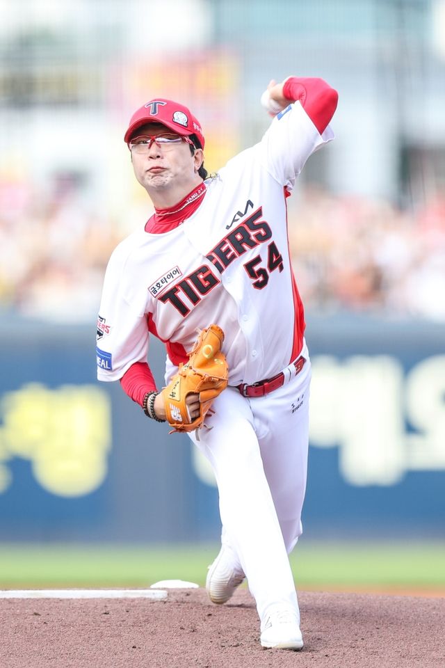 8일 오후 광주-KIA챔피언스필드에서 열린 '2025 신한 SOL Bank KBO리그' 한화 이글스와 KIA 타이거즈의 경기, KIA 선발 양현종이 2⅓이닝 8피안타 1사사구 2탈삼진 5실점(4자책)을 기록했다. 양현종이 선발투수로 나와 3이닝을 채우지 못하고 내려간 건 2023년 6월 2일 사직 롯데 자이언츠전 이후 이번이 처음이다. KIA 타이거즈