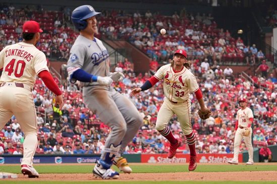 LA 다저스 유틸리티 플레이어 김혜성이 8일 2025 메이저리그 세인트루이스전에 9번 타자 중견수로 선발 출전해 4타수 2안타 1도루를 기록했다. 발목 부상으로 4경기 만에 다시 경기에 출전한 김혜성은 KBO리그 MVP 출신 에릭 페디와 맞대결에서 안타 한 개를 생산했다. 연합뉴스