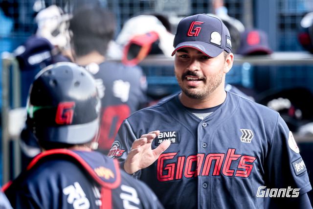 롯데 자이언츠 외국인 투수 알렉 감보아가 지난 8일 서울 잠실야구장에서 열린 2025 신한 SOL Bank KBO리그 두산 베어스와의 팀 간&nbsp;9차전에 선발등판, 감보아는 6⅔이닝 2실점 호투로 승리투수가 됐다. 사진 롯데 자이언츠