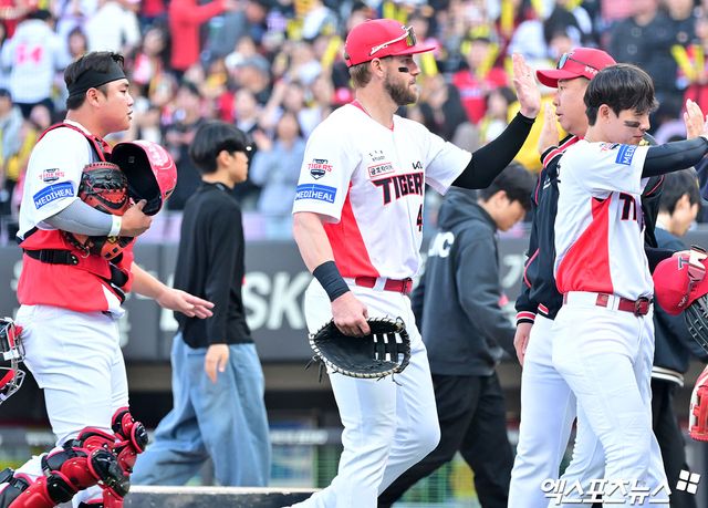 22일 오후 광주기아챔피언스필드에서 열린 '2025 신한 SOL Bank KBO리그' NC 다이노스와 KIA 타이거즈의 개막전 경기, KIA가 8회에만 8점을 몰아치며 NC에 9:2 승리를 거뒀다. 이날 경기에서 승리한 KIA 이범호 감독이 선수들과 하이파이브를 하고 있다. 엑스포츠뉴스 DB