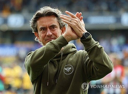 영국 유력지 텔레그래프는 9일(한국시간) 토트넘 홋스퍼 주장 손흥민이 사우디아라비아의 관심을 등에 업고 팀을 떠날 수 있다는 인상을 선수와 스태프에게 심어줬다고 보도했다. 프랑스 매체 풋메르카토에 따르면 사우디 프로리그 클럽 알힐랄은 이번 여름 공격을 강화하기 위해 손흥민을 포함해 세계적인 공격수들과 접촉했다. 연합뉴스