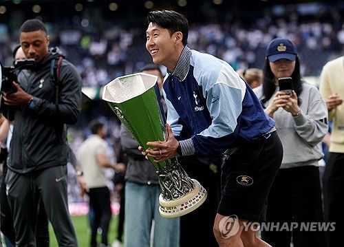 영국 유력지 텔레그래프는 9일(한국시간) 토트넘 홋스퍼 주장 손흥민이 사우디아라비아의 관심을 등에 업고 팀을 떠날 수 있다는 인상을 선수와 스태프에게 심어줬다고 보도했다. 프랑스 매체 풋메르카토에 따르면 사우디 프로리그 클럽 알힐랄은 이번 여름 공격을 강화하기 위해 손흥민을 포함해 세계적인 공격수들과 접촉했다. 연합뉴스